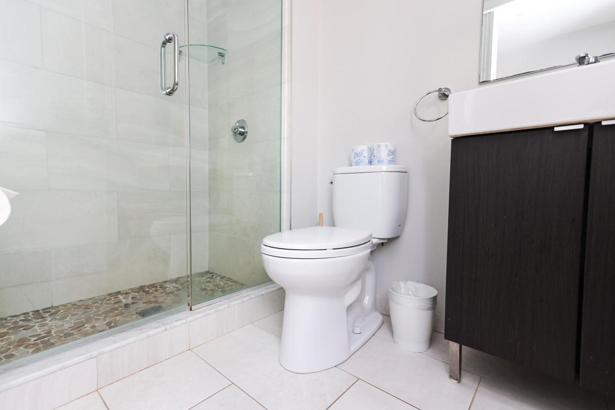 A Stylish Stay W/ A Queen Bed, Heated Floors.. #36 Brookline Bagian luar foto